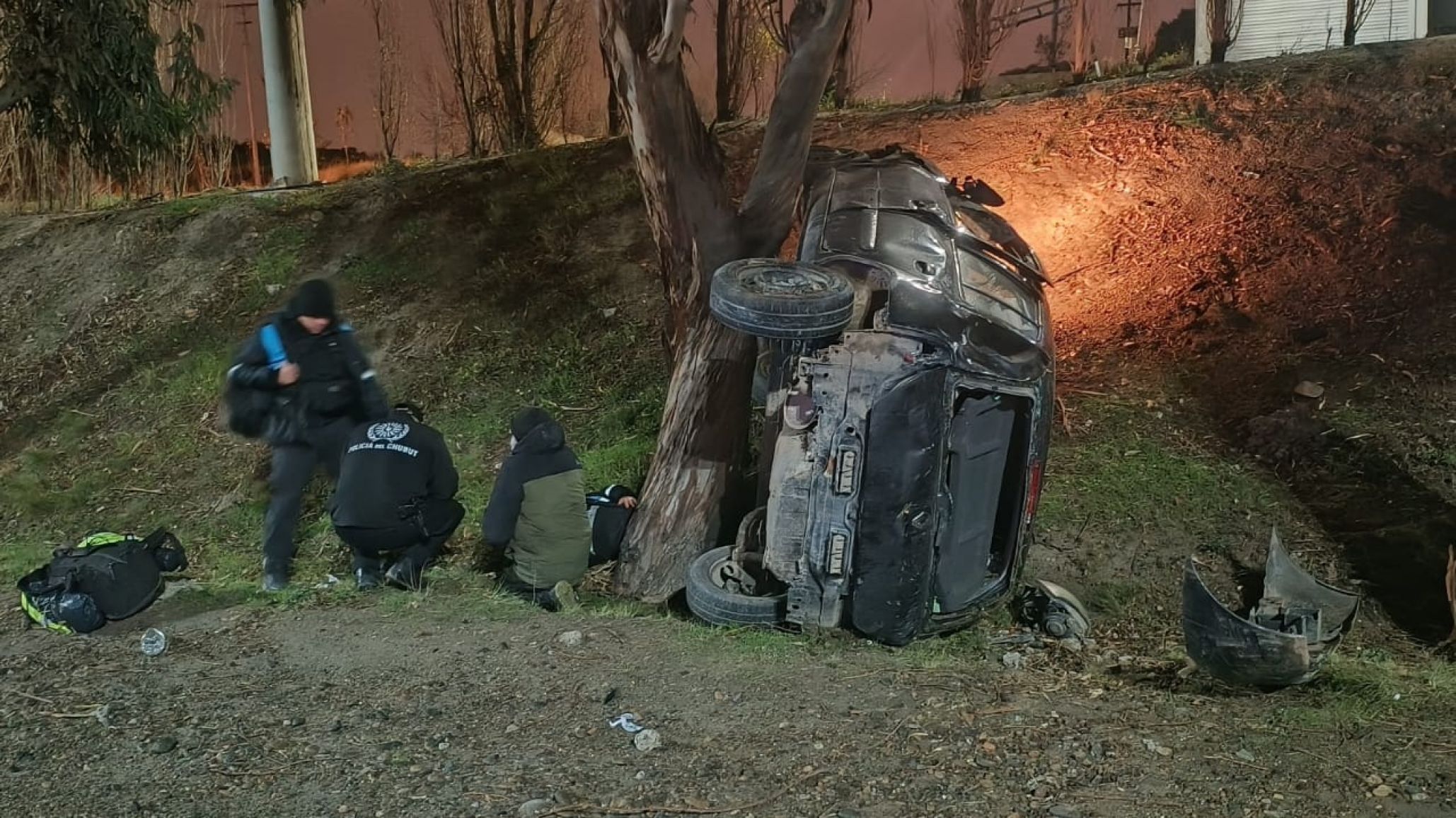 La policía que volcó en la Curva del Papa permanece en grave estado y continúa en coma inducido