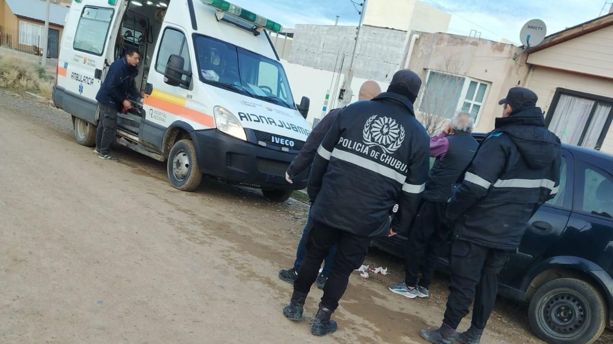 Un hombre sufrió una fuerte caída por el hielo en la vía pública y fue trasladado al hospital