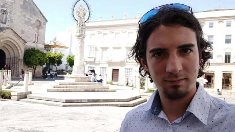 Crimen y celos en Madrid: atacó a un argentino con gas pimienta, lo apuñaló 13 veces y se mató