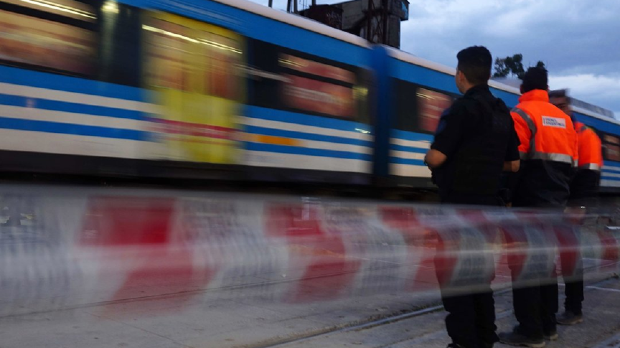Merlo: la atacó a golpes, la ahorcó y se arrojó a las vías del tren Sarmiento