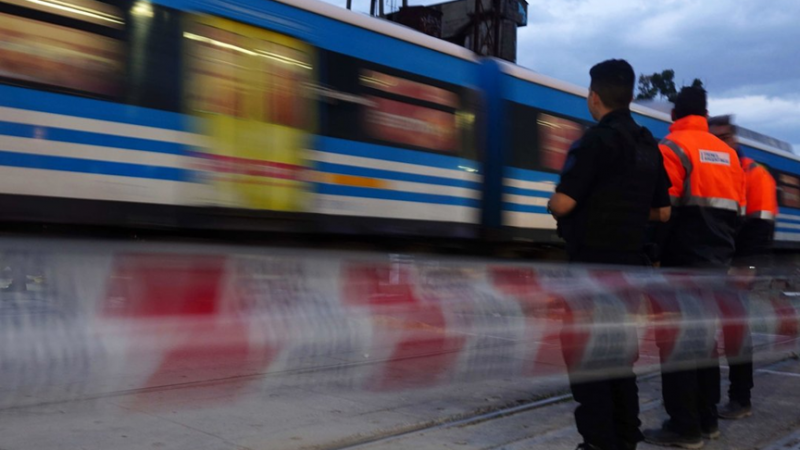 Merlo: la atacó a golpes, la ahorcó y se arrojó a las vías del tren Sarmiento
