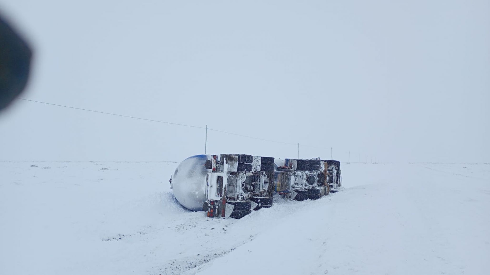Temporal y milagro en la Ruta 260: volcó un camión de gas en plena nevada y el chofer resultó ileso