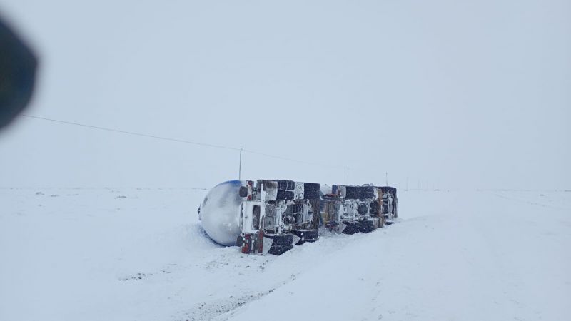 Temporal y milagro en la Ruta 260: volcó un camión de gas en plena nevada y el chofer resultó ileso