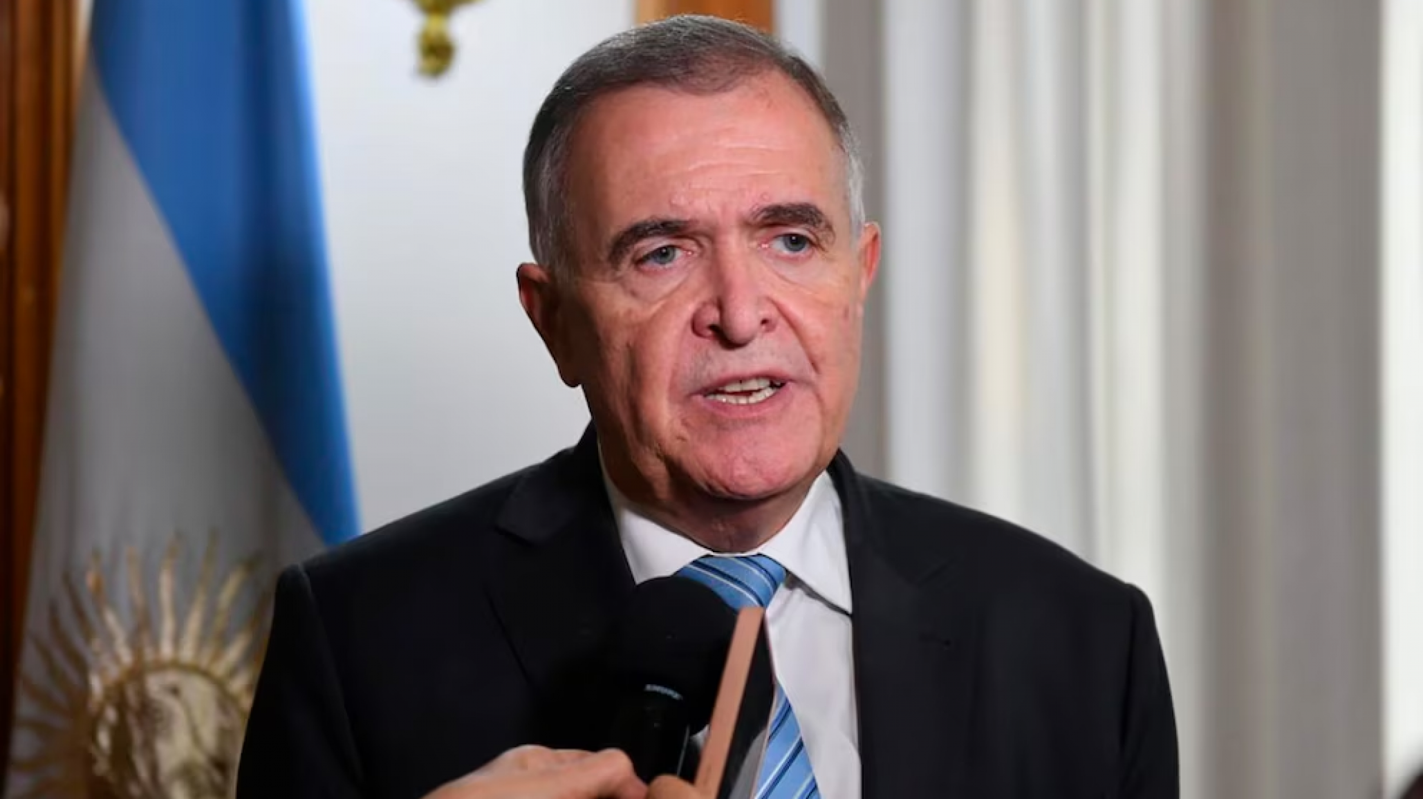 El gobernador de Tucumán fue operado de urgencia y permanece internado