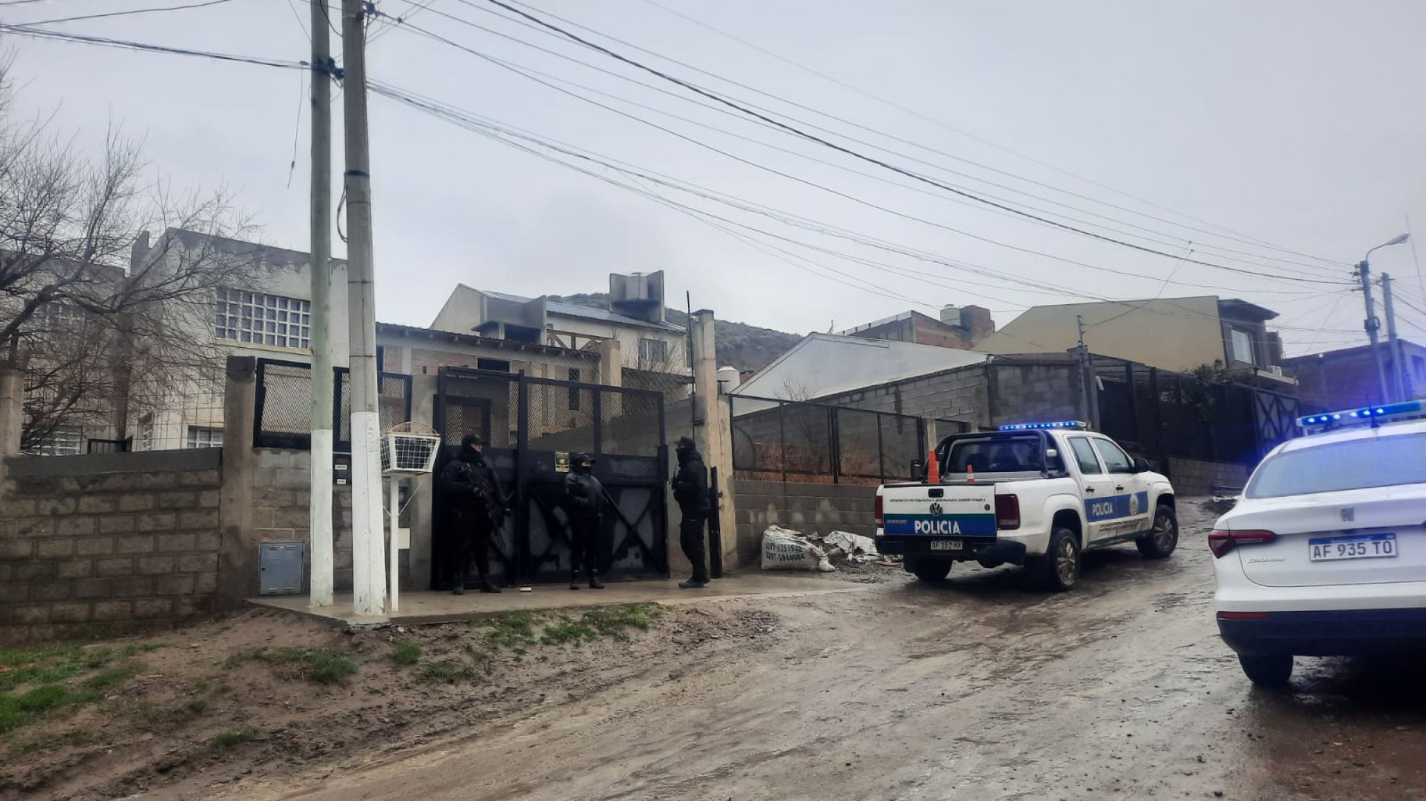 Tras una denuncia por amenazas con un arma, allanaron una vivienda en Cerro Solo y secuestraron una pistola