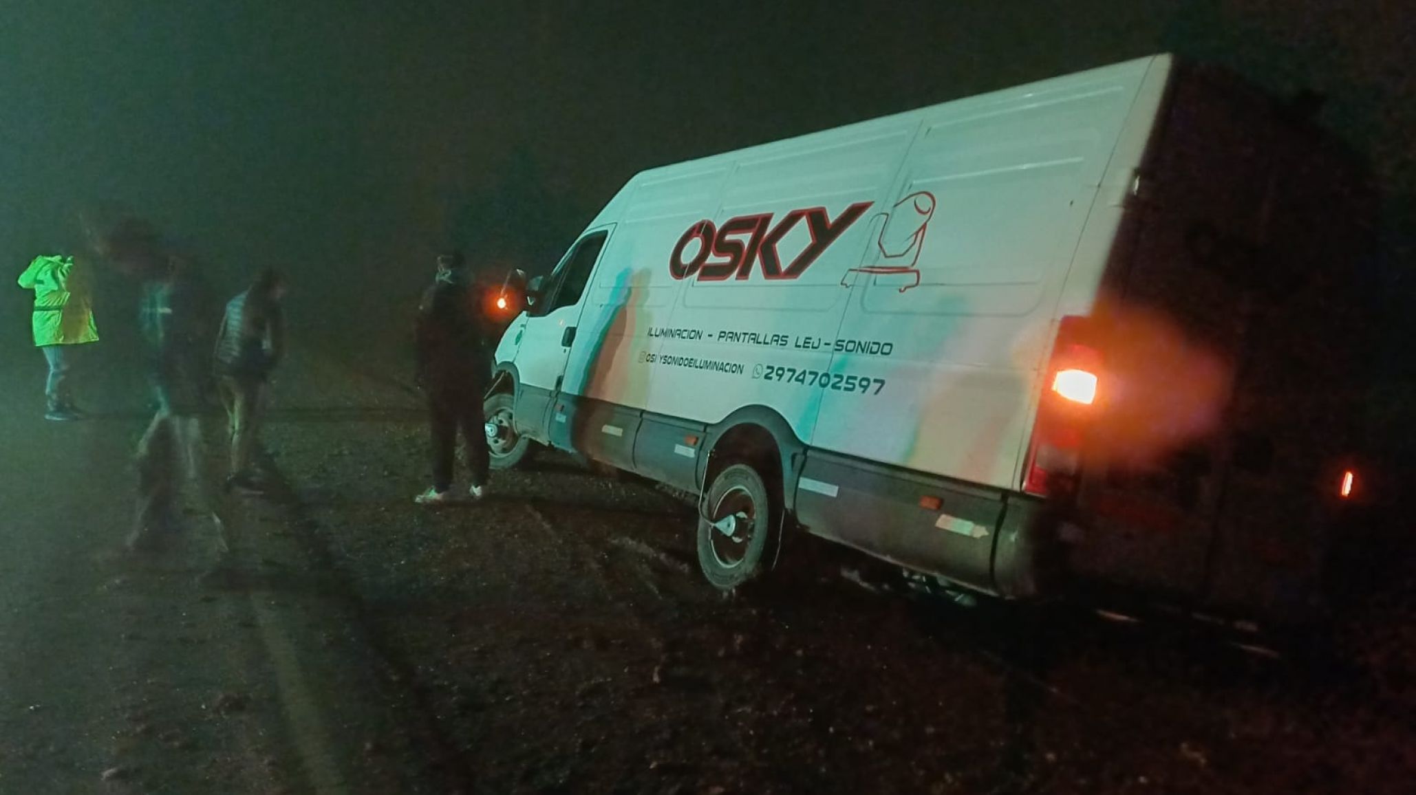 La niebla les jugó una mala pasada: un furgón quedó varado sobre la Ruta 3