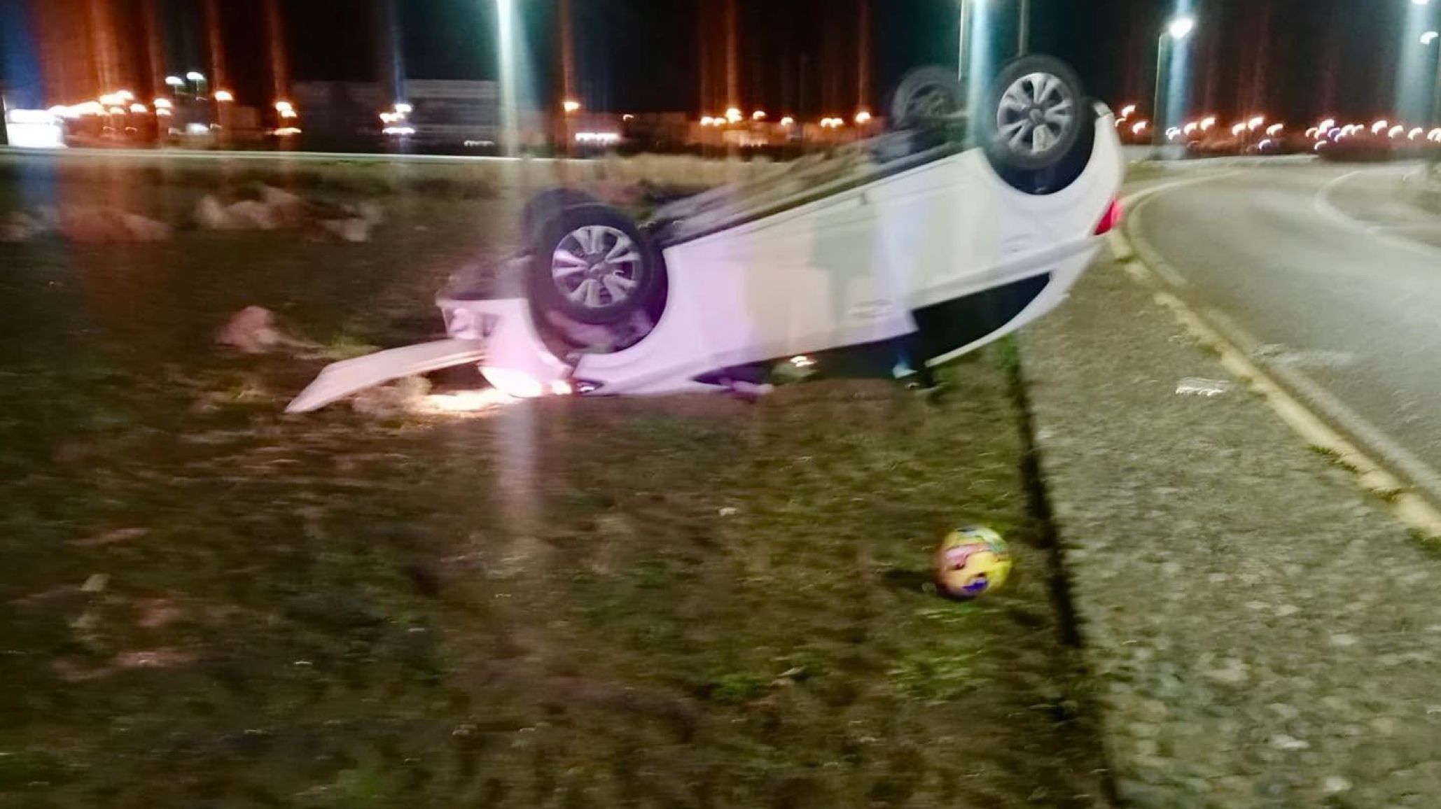 Una mujer manejaba con 2,05 g/l de alcohol en sangre, volcó y se salvó de milagro