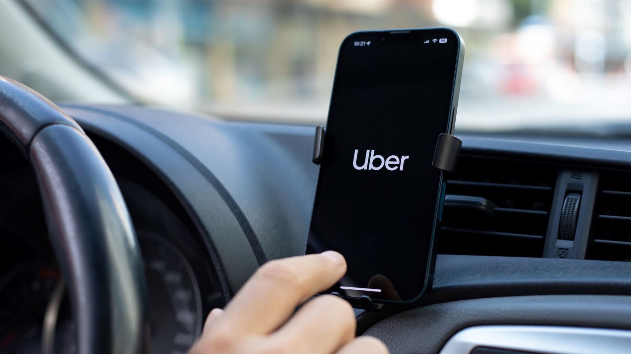 Recuperaron el auto robado a un chofer de Uber tras un allanamiento: estaba semidesarmado y secuestraron un arma de fuego