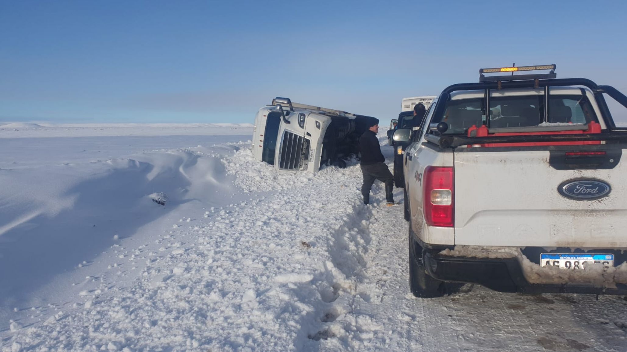 Un camión con bebidas alcohólicas volcó en la Ruta 260 debido al hielo y la nieve