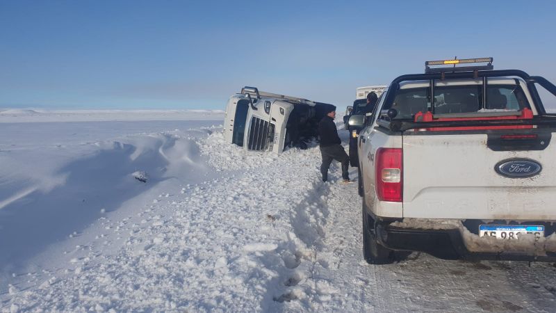 Un camión con bebidas alcohólicas volcó en la Ruta 260 debido al hielo y la nieve