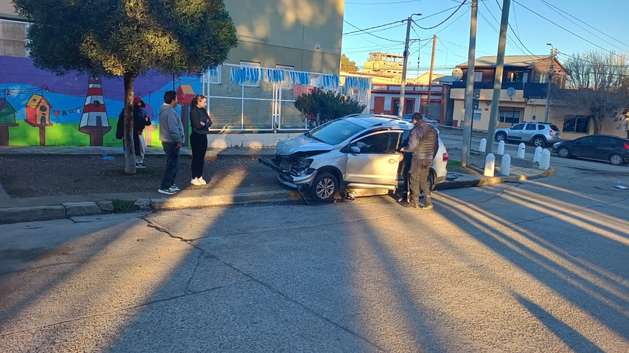 Terminó arriba de la vereda tras un fuerte choque