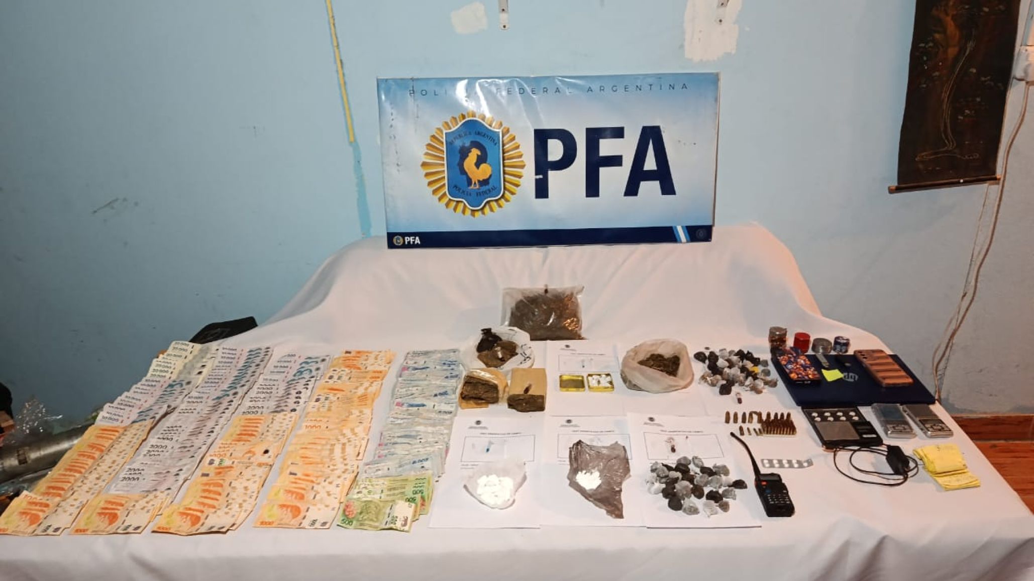 Secuestraron m醩 de un kilo de droga en un allanamiento en el barrio M醲imo Ab醩olo