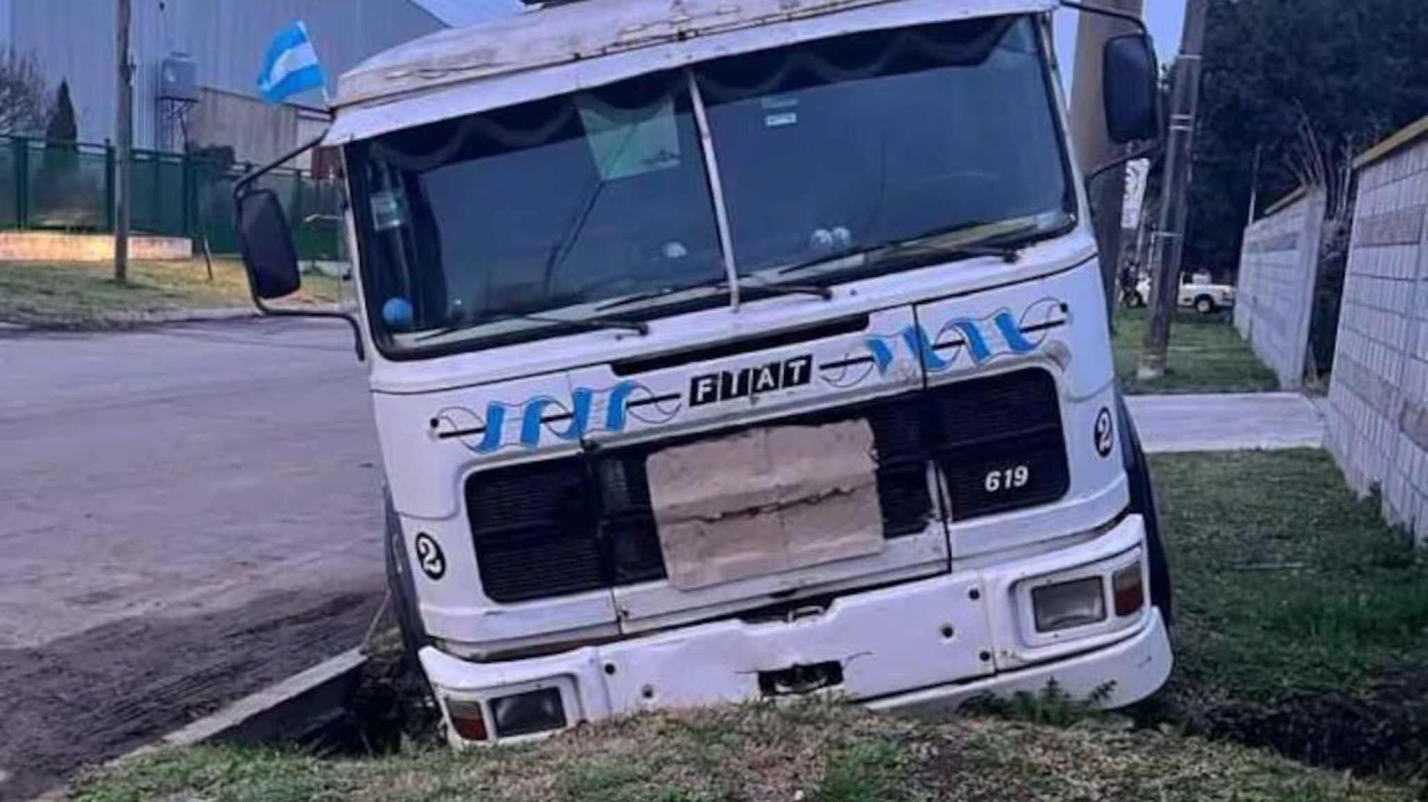 Murió aplastado por su propio camión mientras intentaba reparar una falla mecánica