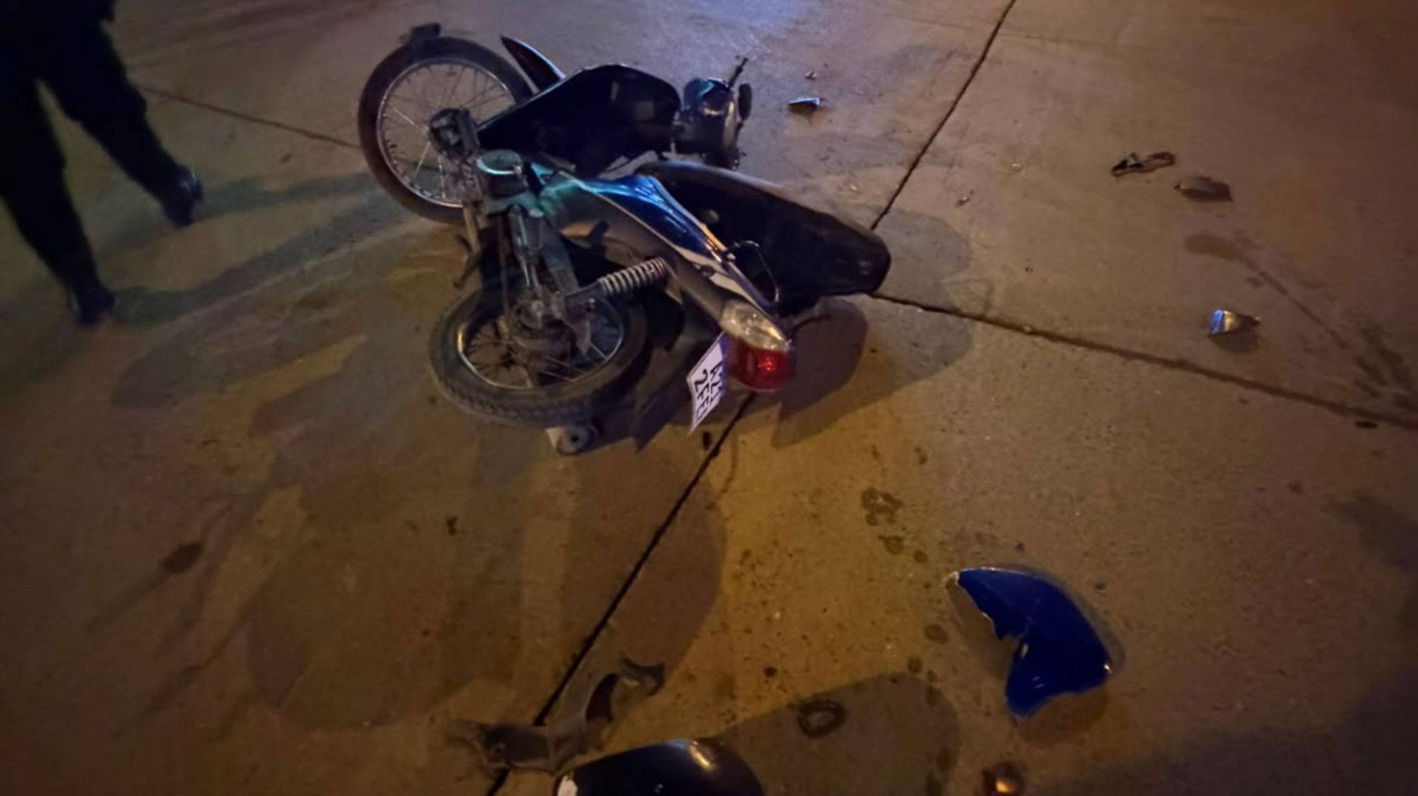 Accidente en Comodoro Rivadavia: choque entre un auto y una moto dejó un herido en barrio Industrial