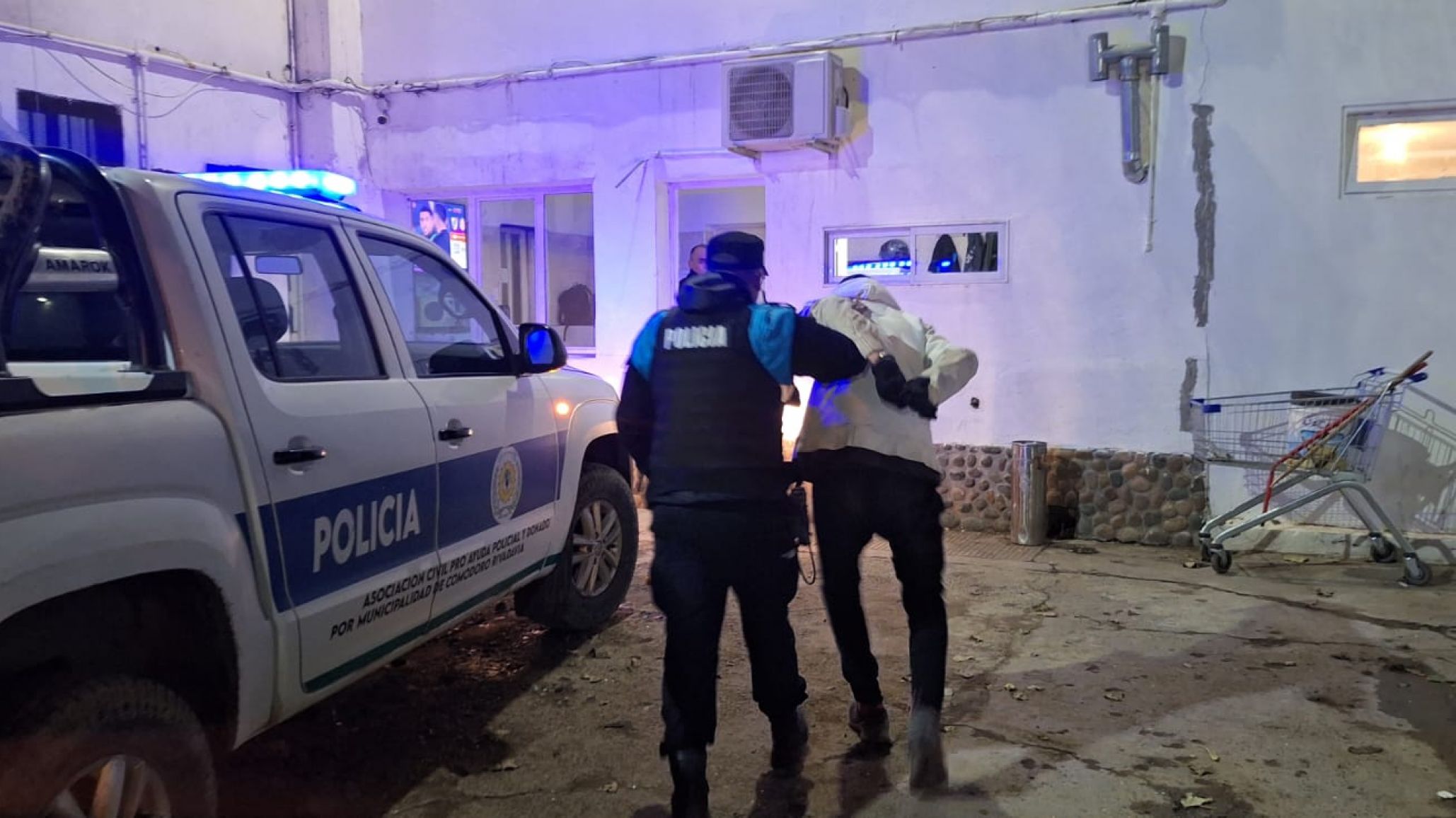 Intentó llevarse dos perfumes de una farmacia y terminó detenido