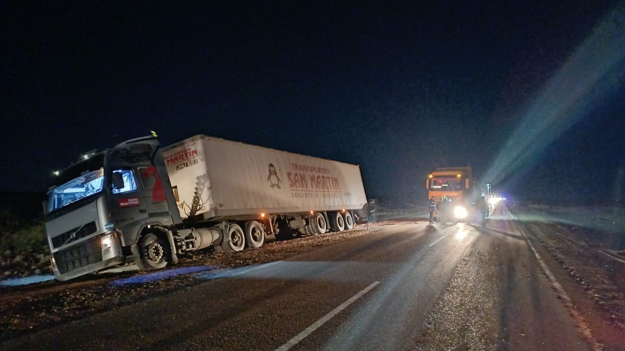 Despiste de un camión en cercanías de Camarones: el conductor salió ileso