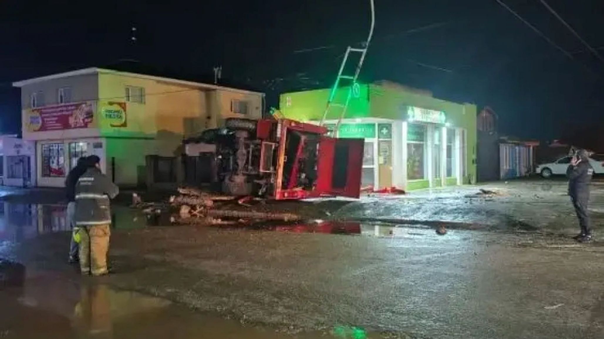 Volcó una autobomba en Río Gallegos al esquivar un pozo: tres bomberos hospitalizados y alerta por el estado de las calles