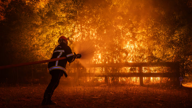 Más de 330.000 personas fueron evacuadas por los incendios que azotan el sur de Europa