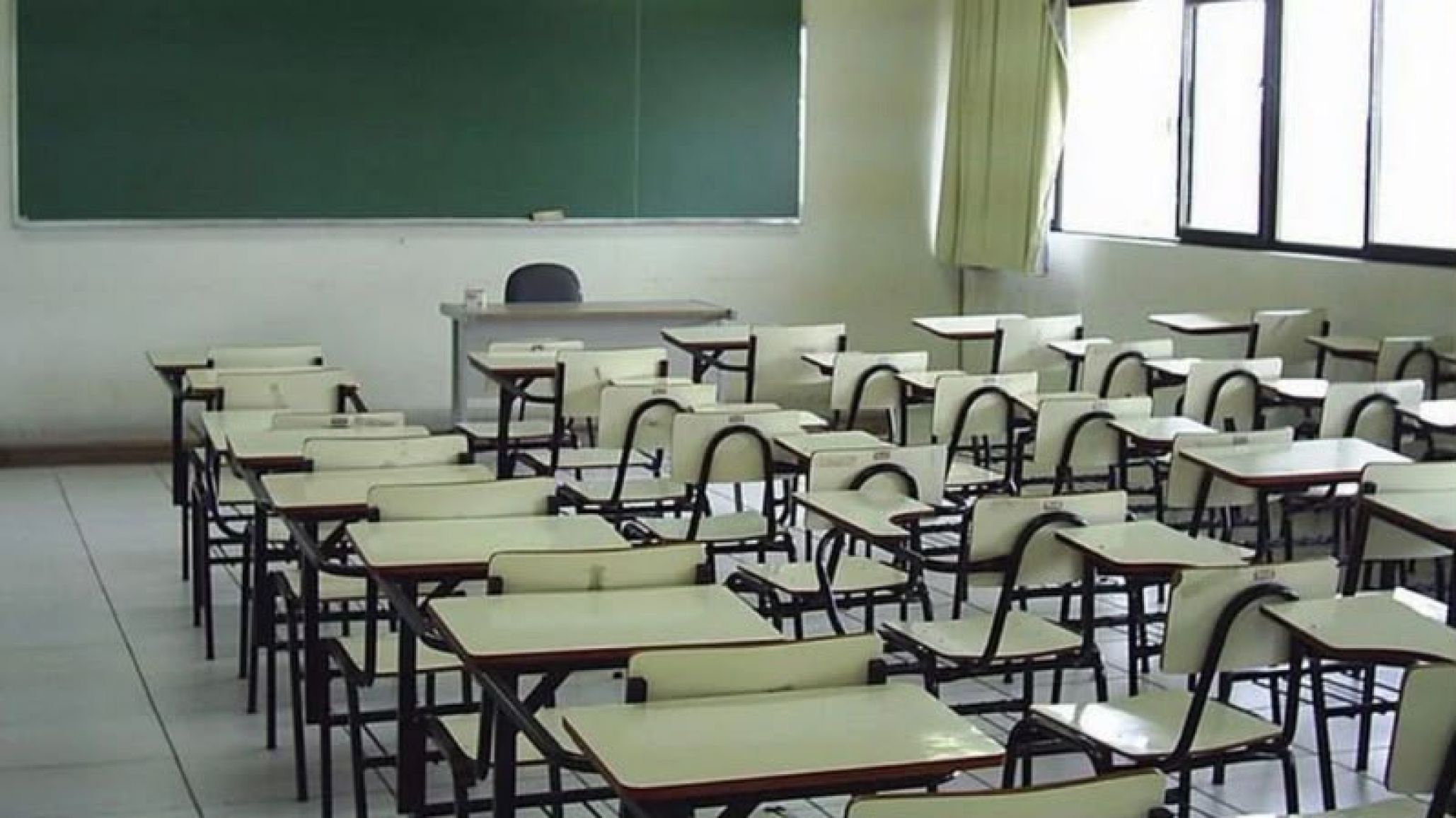 Por fuertes nevadas y alertas meteorológicas, Educación suspende actividades escolares este lunes en la Comarca Andina