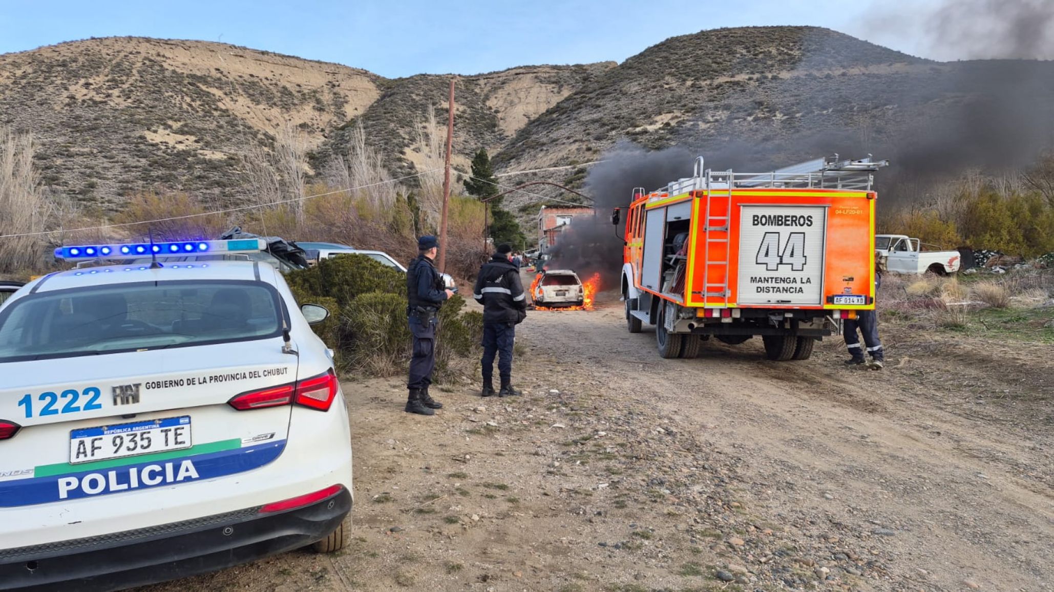 Un desperfecto eléctrico habría provocado el incendio de un auto en Comodoro