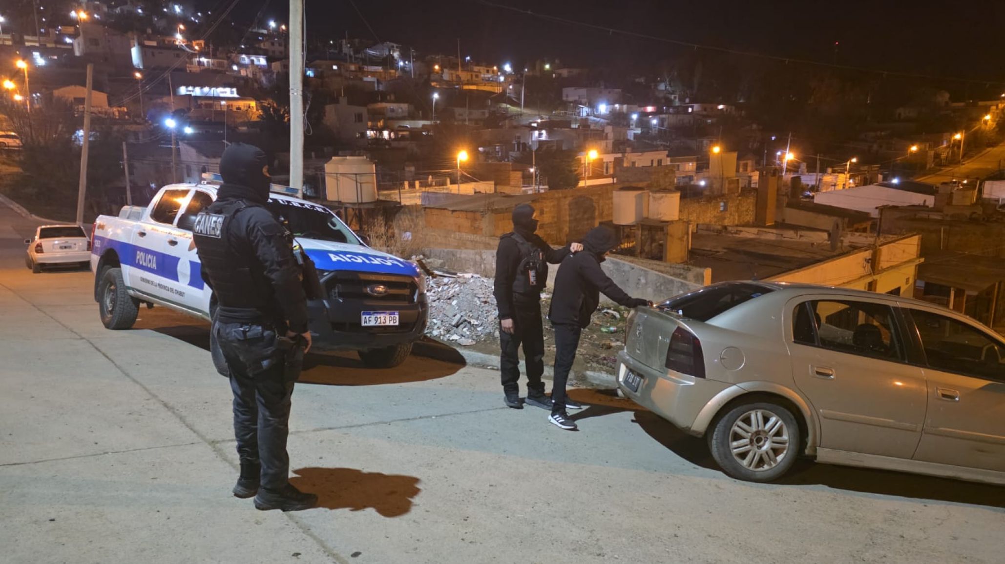 Intentó irse al ver a la Policía, lo frenaron y encontraron marihuana en el auto