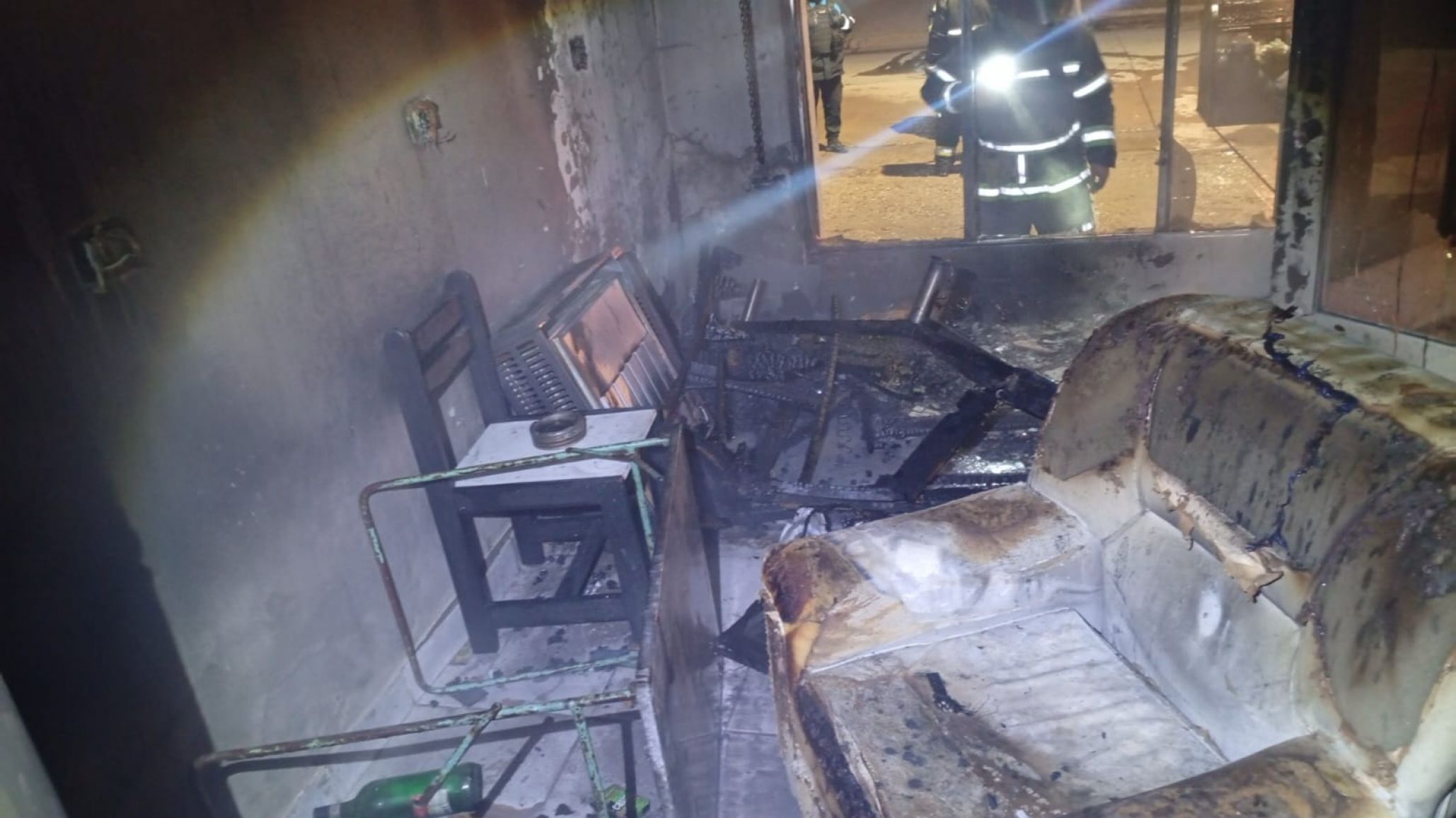 Se incendió un depósito y el dueño cree que dos perros provocaron el fuego por accidente