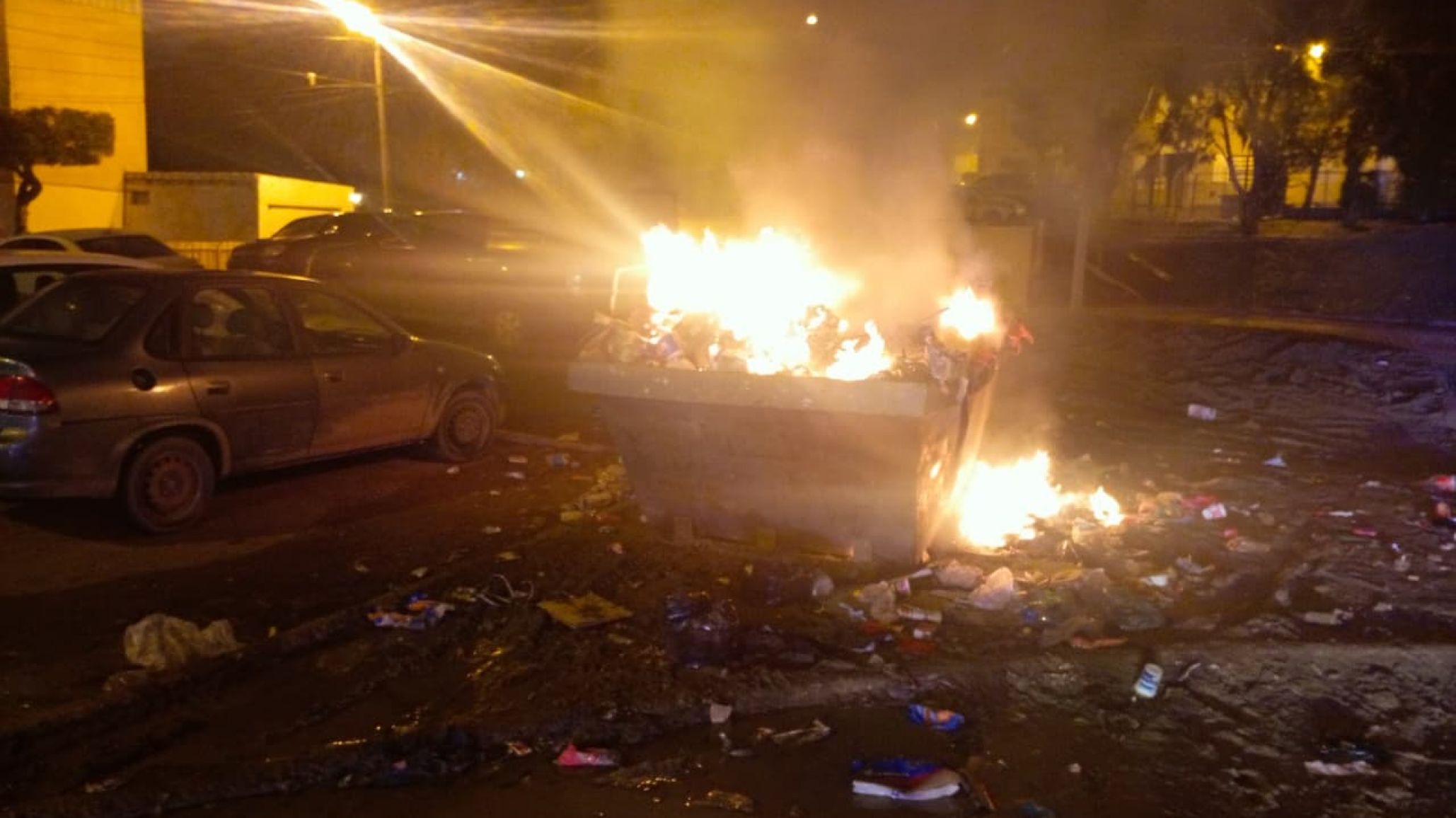 Un contenedor en llamas movilizó a bomberos en el barrio 30 de Octubre