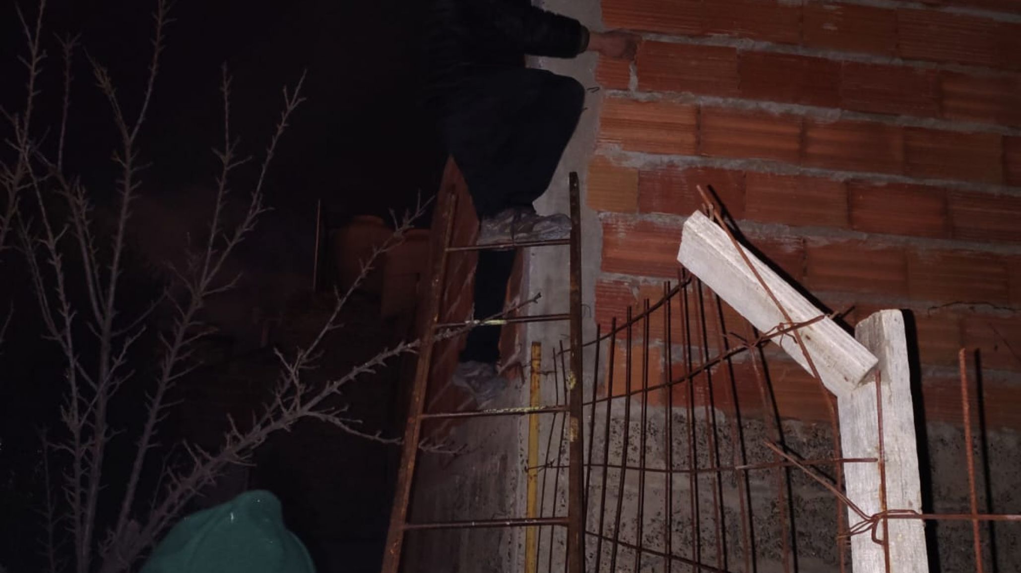 Caminaba con lesiones por los techos de varias casas, terminó detenido e internado
