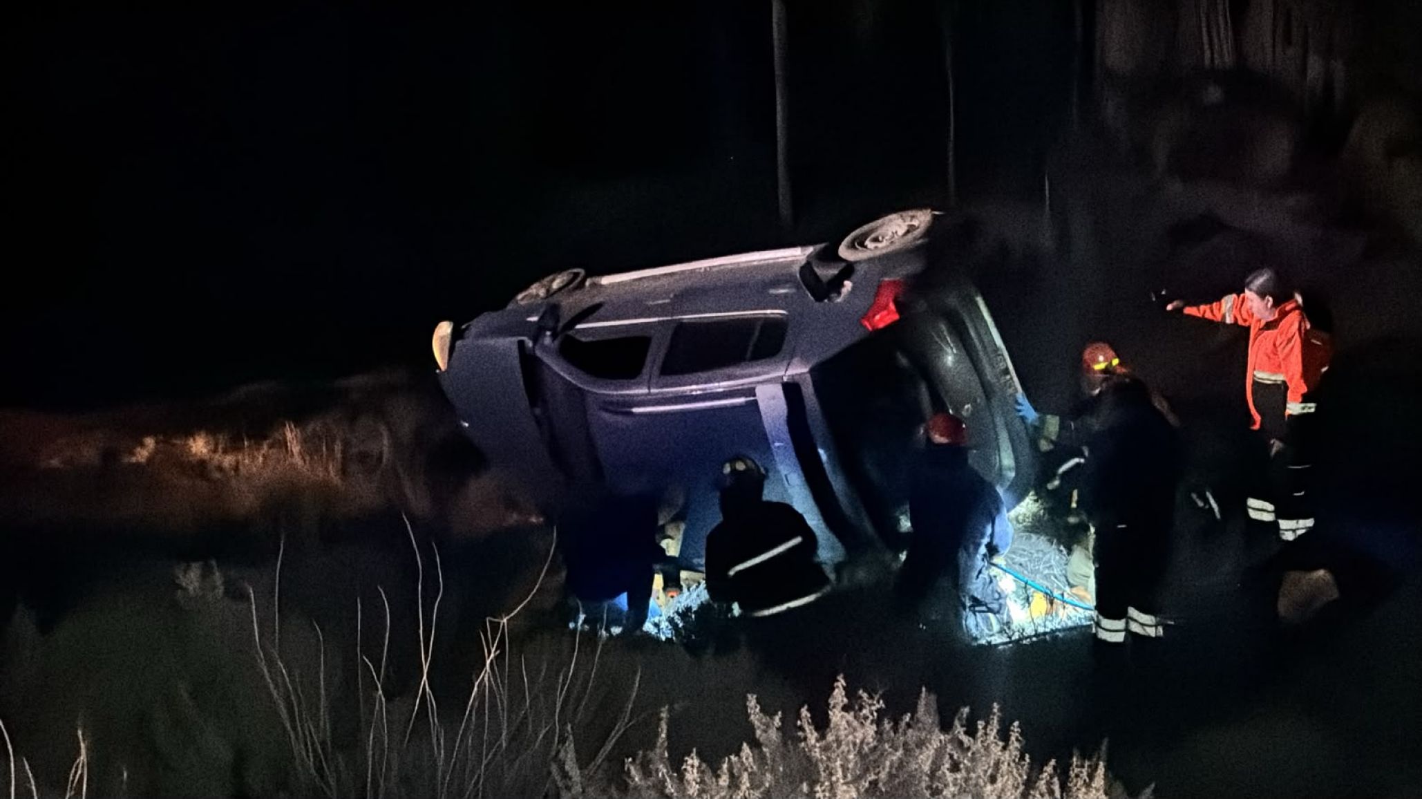 Dos personas resultaron heridas tras el vuelco de un auto a la altura del Vivero Salamanca