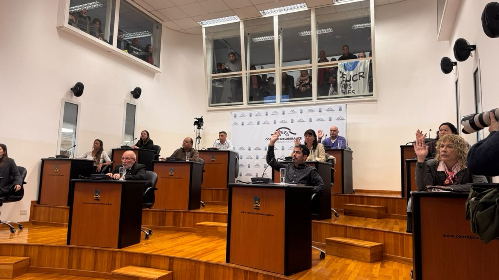 El Concejo aprobó por mayoría el aumento para los municipales