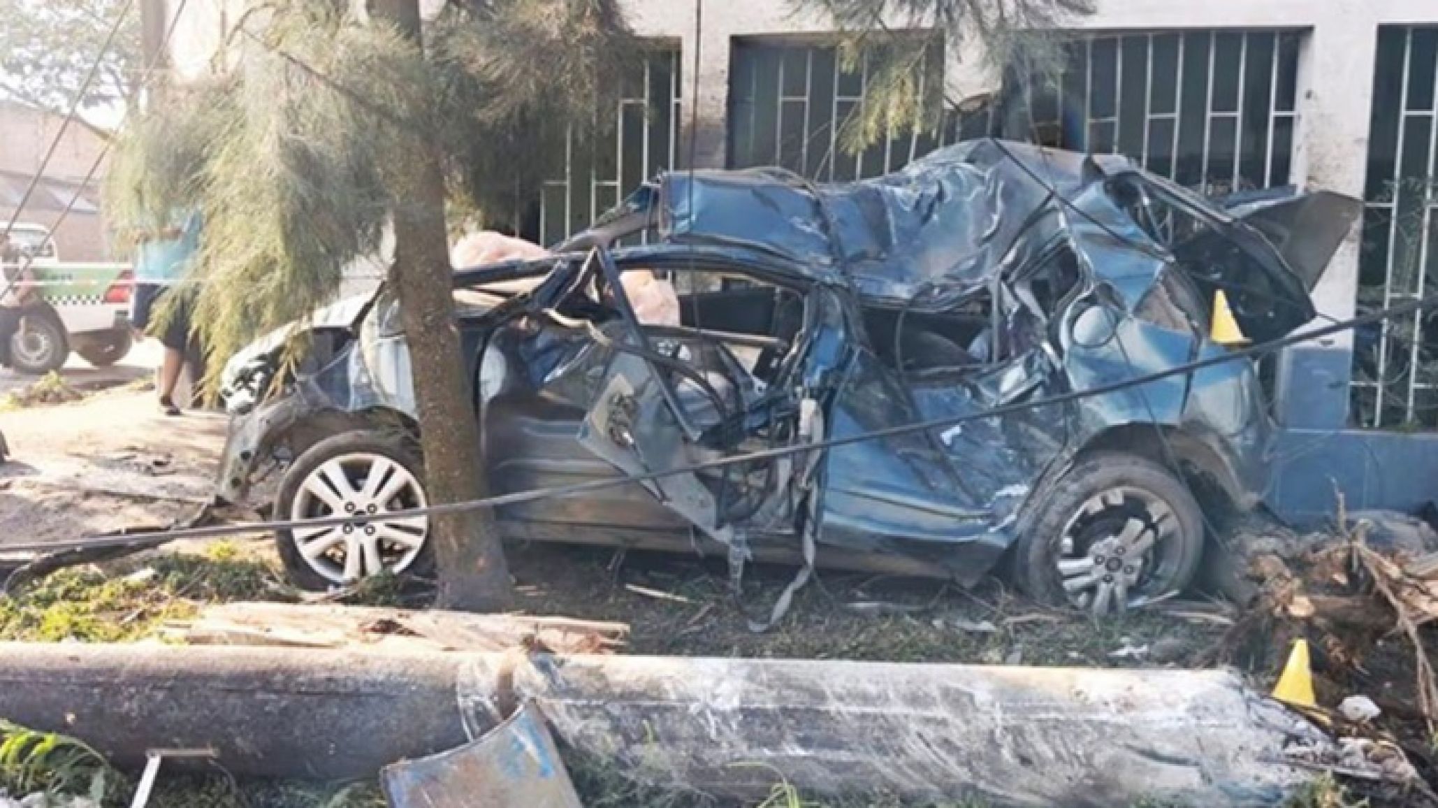 Tucumán: un adolescente de 15 años al volante chocó contra un poste y murió su acompañante