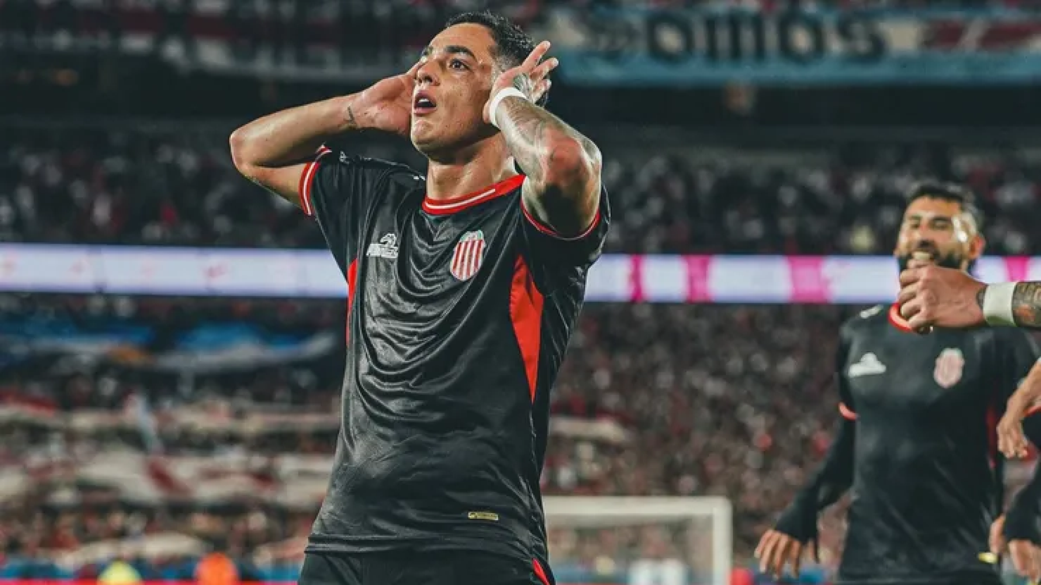 De hacer el gol frente a River a separado del plantel: Morales fue denunciado por violencia de género y Barracas lo apartó