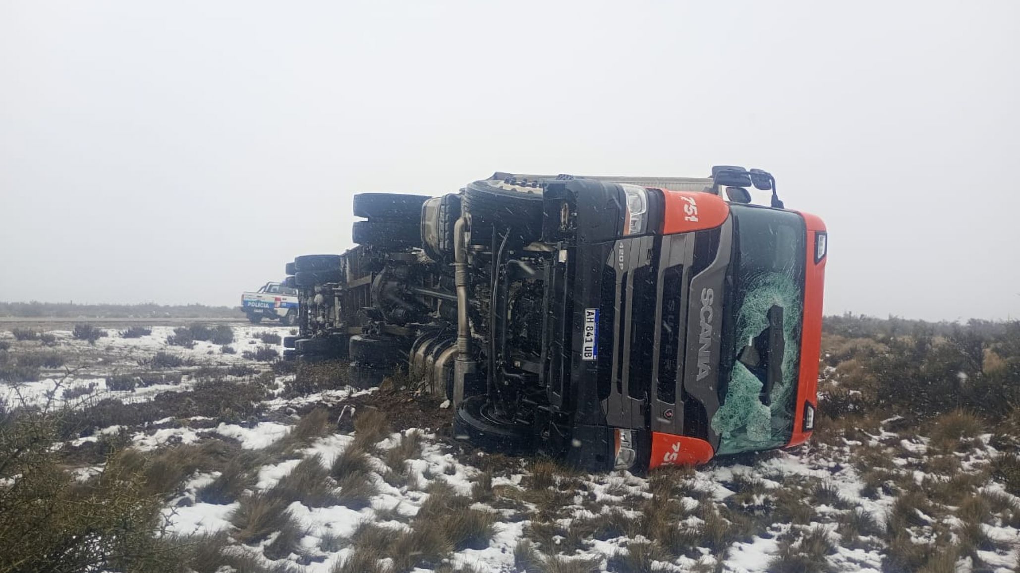 Un camión volcó por la nieve y el hielo sobre la Ruta 3