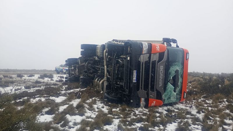 Un camión volcó por la nieve y el hielo sobre la Ruta 3