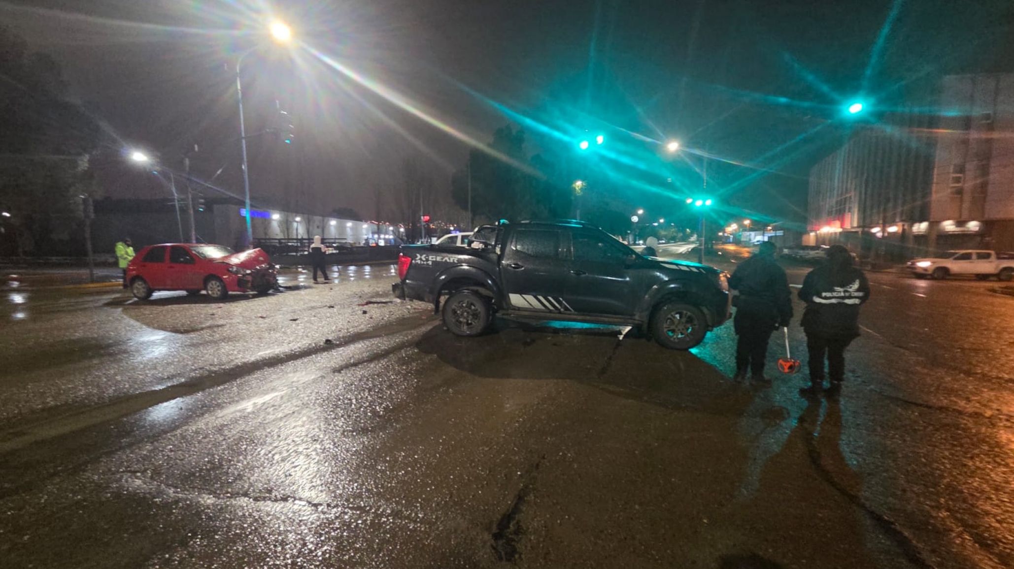 Chocó con un auto tras cruzar en rojo y dio positivo en el test de alcoholemia