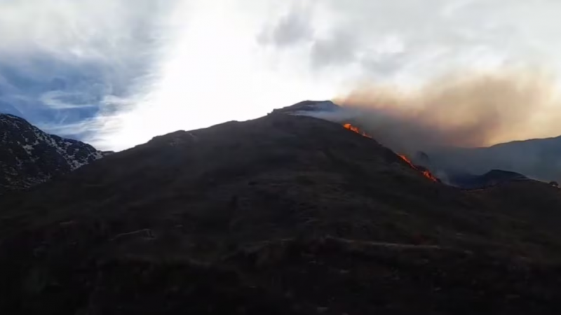 Un incendio fuera de control ya consumió casi 900 hectáreas en las sierras de Chilecito