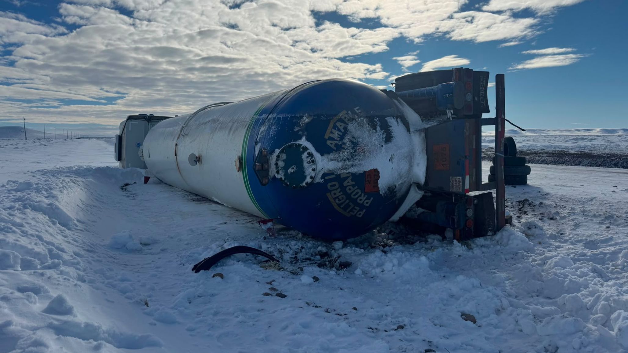 Un camión cisterna con gas licuado lleva días volcado y la nieve frena el rescate en la Ruta 260