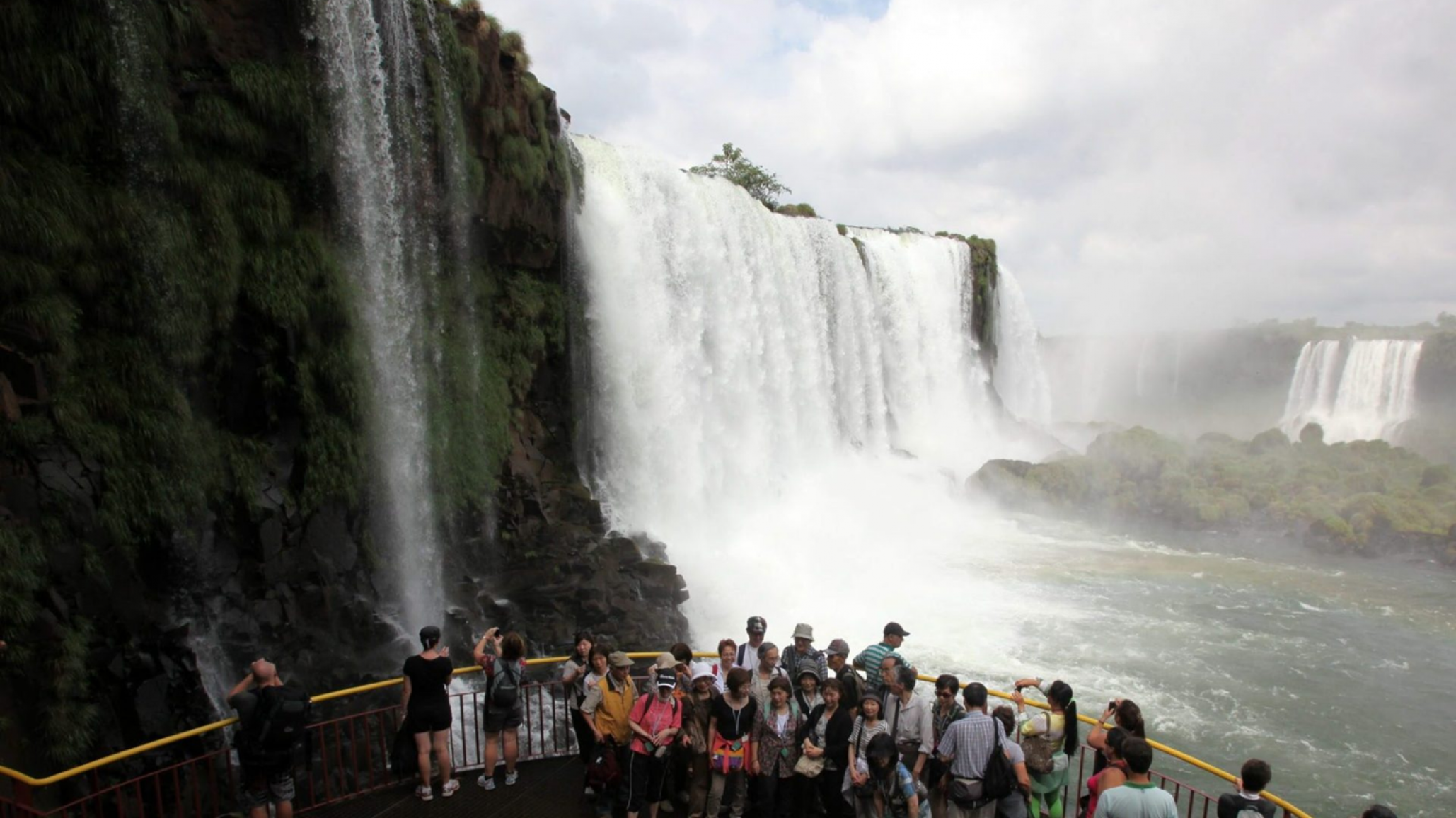 Cataratas del Iguazú: volcó un bote con turistas, murió un joven de 26 años y hay un desaparecido