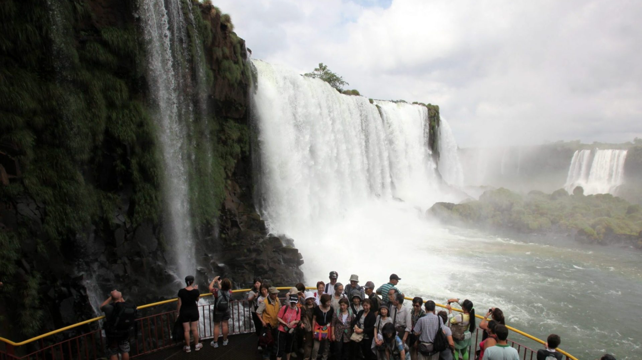 Cataratas del Iguazú: volcó un bote con turistas, murió un joven de 26 años y hay un desaparecido