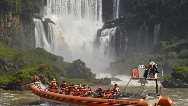 Murió un turista neerlandés tras el vuelco de una lancha durante una excursión en las Cataratas del Iguazú