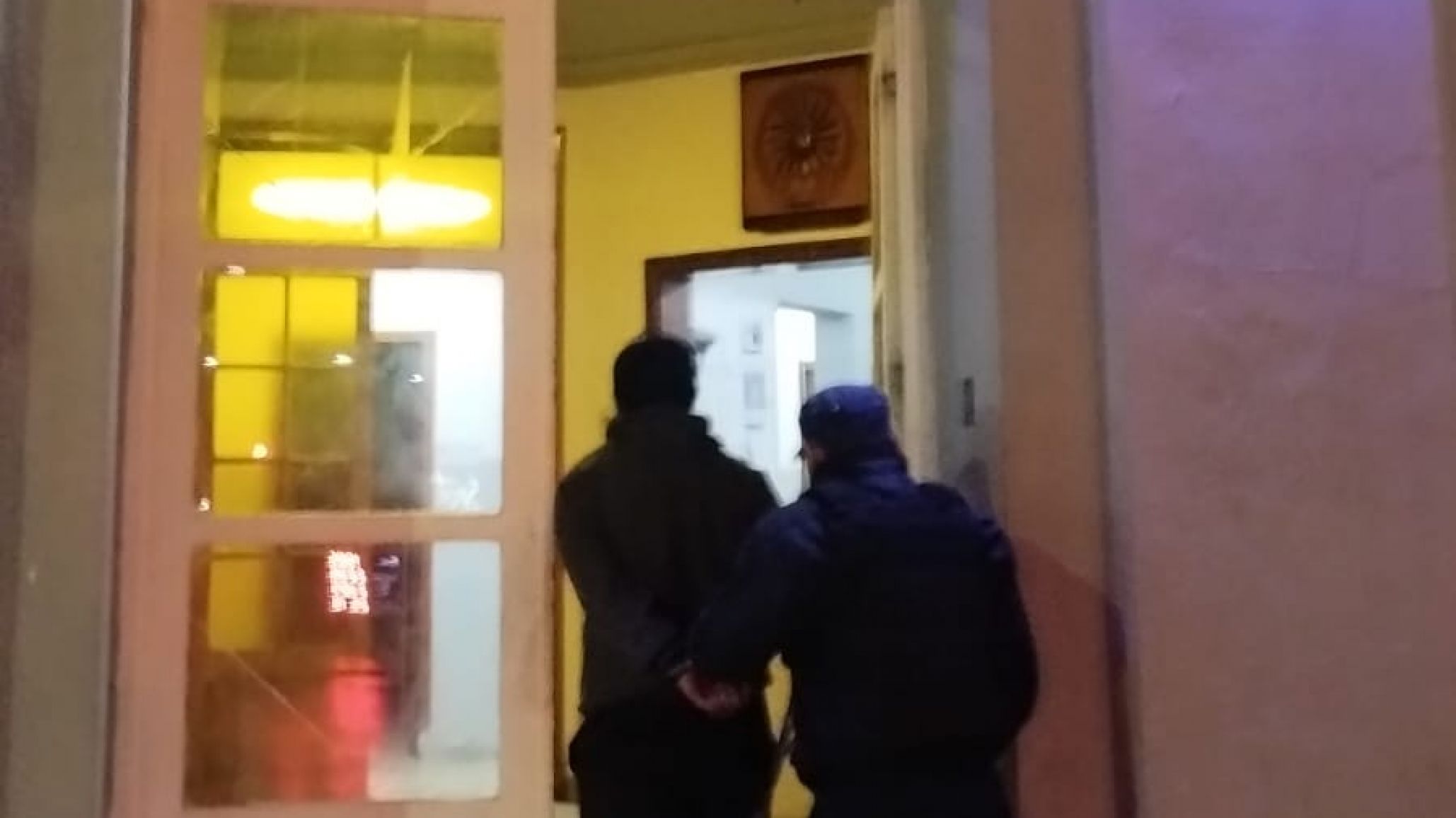 Detuvieron a un hombre que intentó llevarse chocolates sin pagar de un supermercado