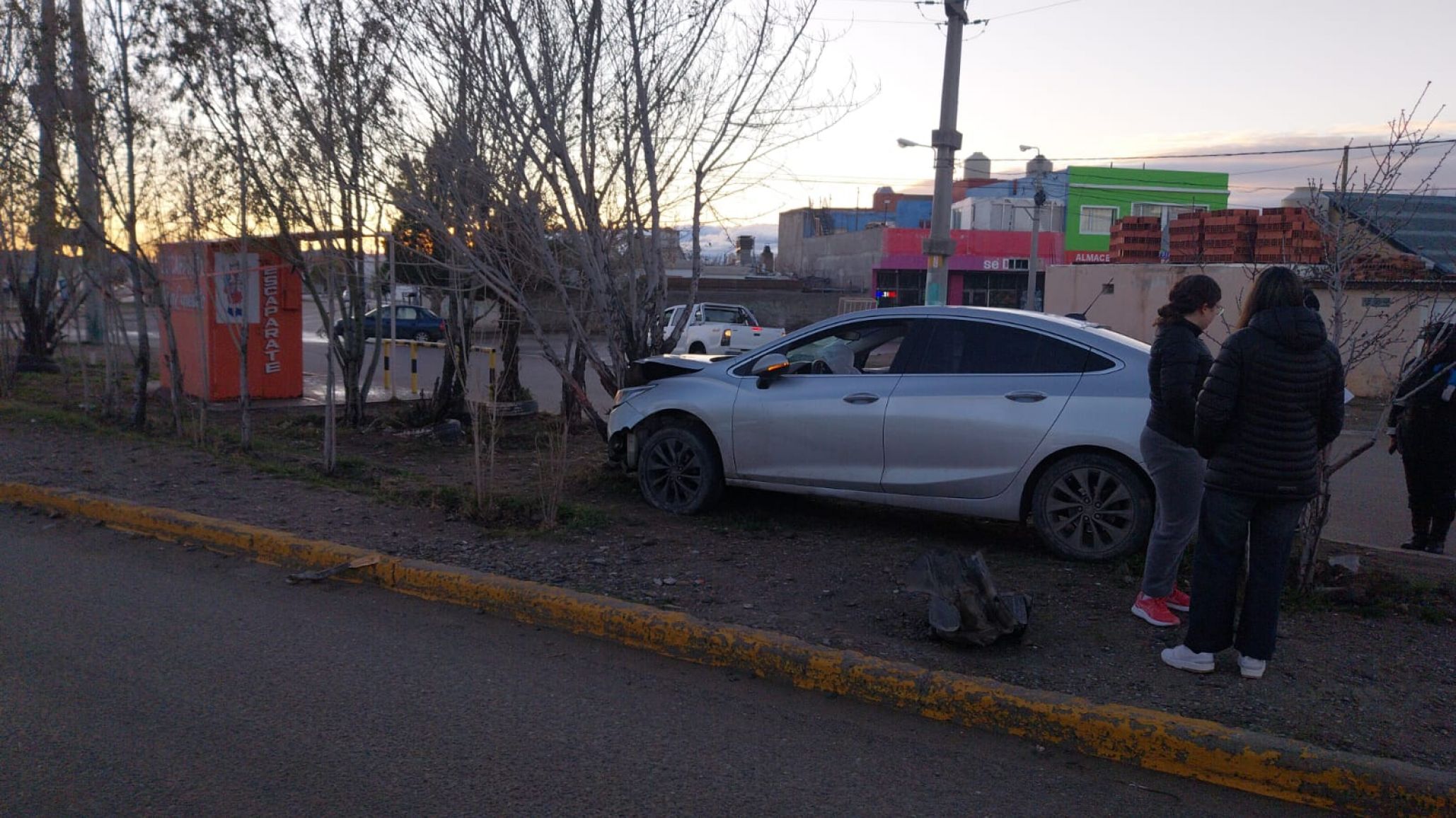 Una joven perdió el control de su auto y chocó contra un árbol en Km. 8