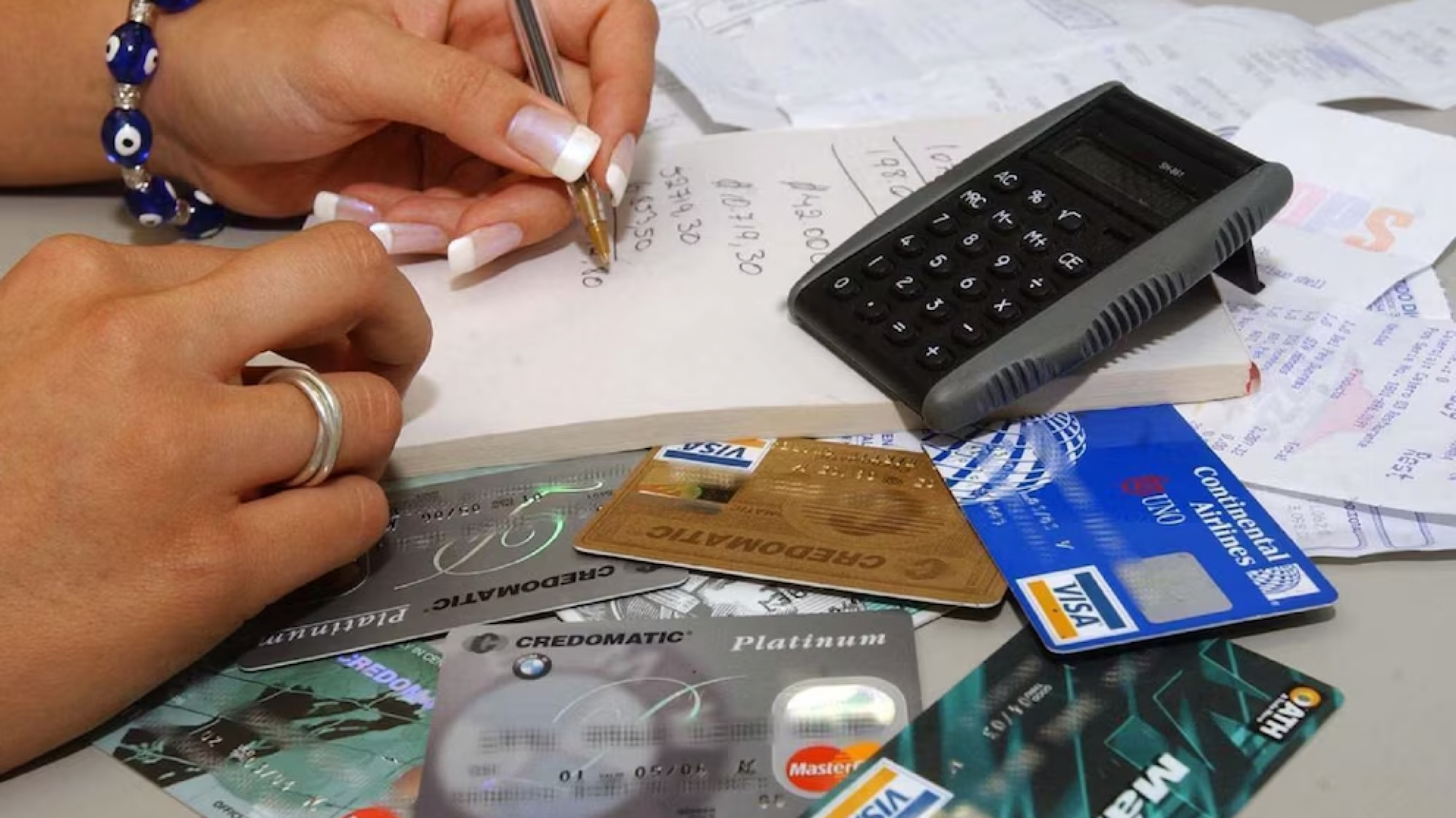 Preocupa el endeudamiento en Chubut: cada vez más familias viven de la tarjeta y las billeteras virtuales