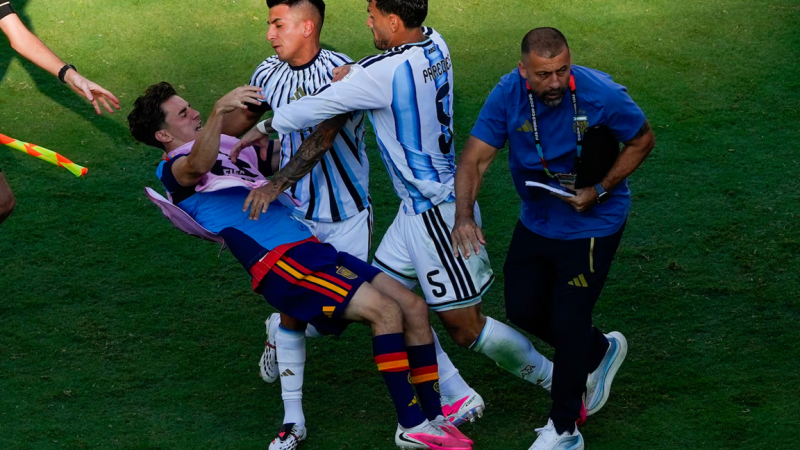 La FIFA investiga a la AFA, Paredes, Molina y Almada por los escandalosos incidentes de la final