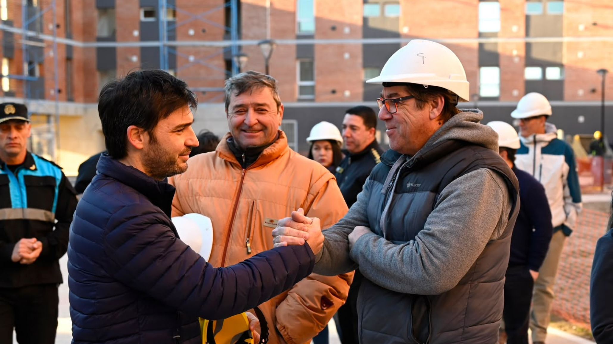 Torres recorrió las obras del Ex Pro.Cre.Ar. en Trelew y confirmó la entrega de 68 viviendas para la Policía