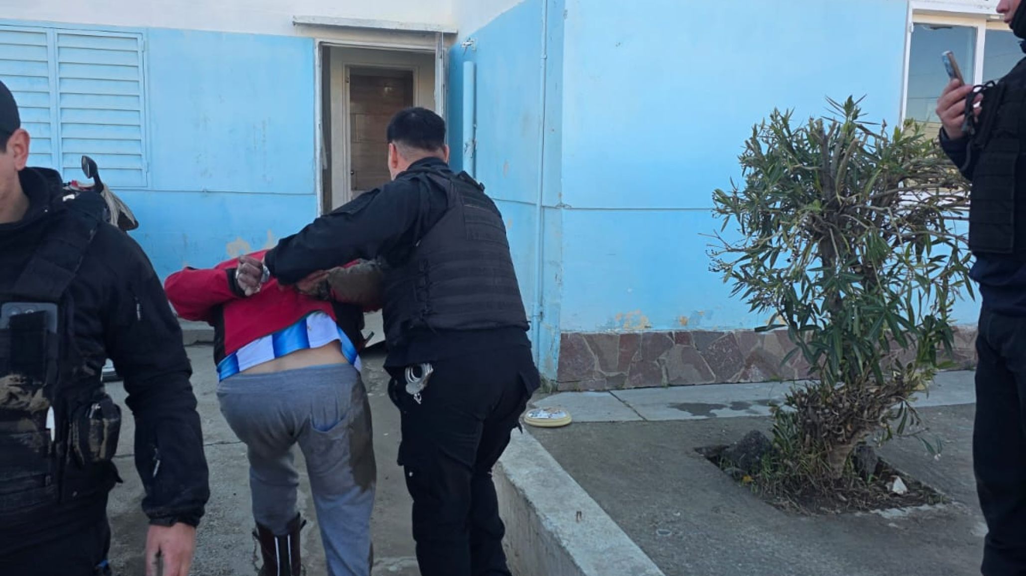 Ingresó por la fuerza a la casa de su expareja, la amenazó con un machete y terminó detenido