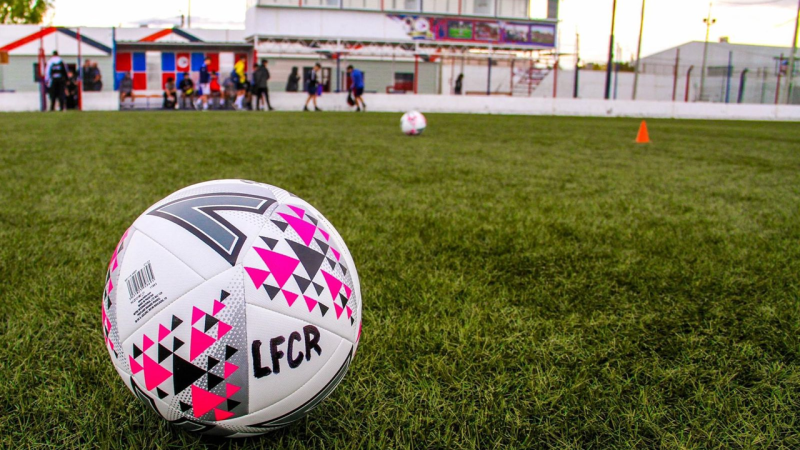 Peligran las instalaciones de los clubes comodorenses por una demanda millonaria de la Liga de Fútbol