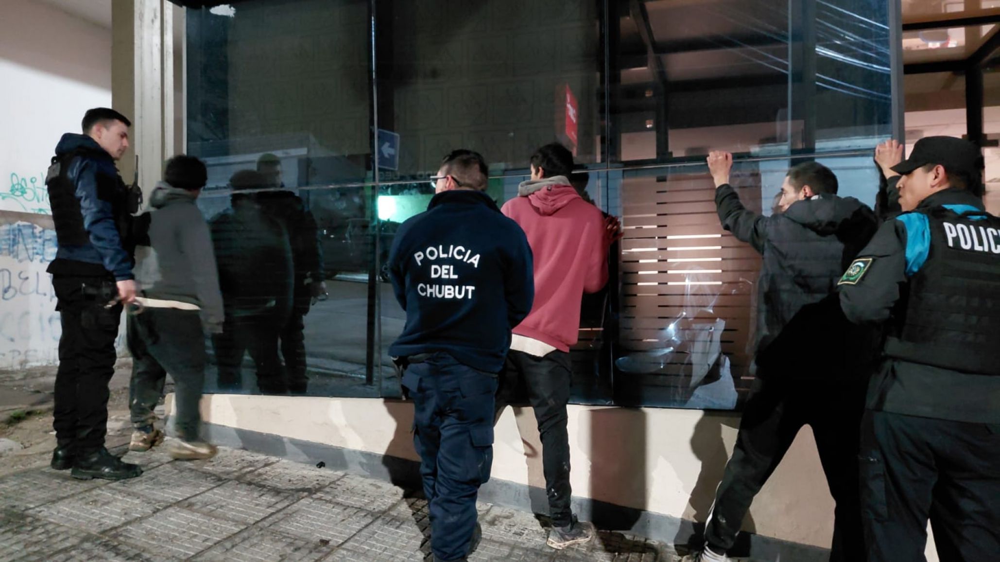 Intentaron forzar la puerta de un mayorista en pleno centro de Comodoro y terminaron detenidos