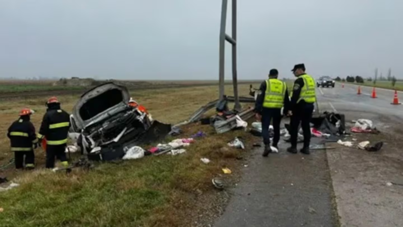 Fatal accidente en Córdoba: investigan por qué una camioneta se despistó y chocó contra un cartel