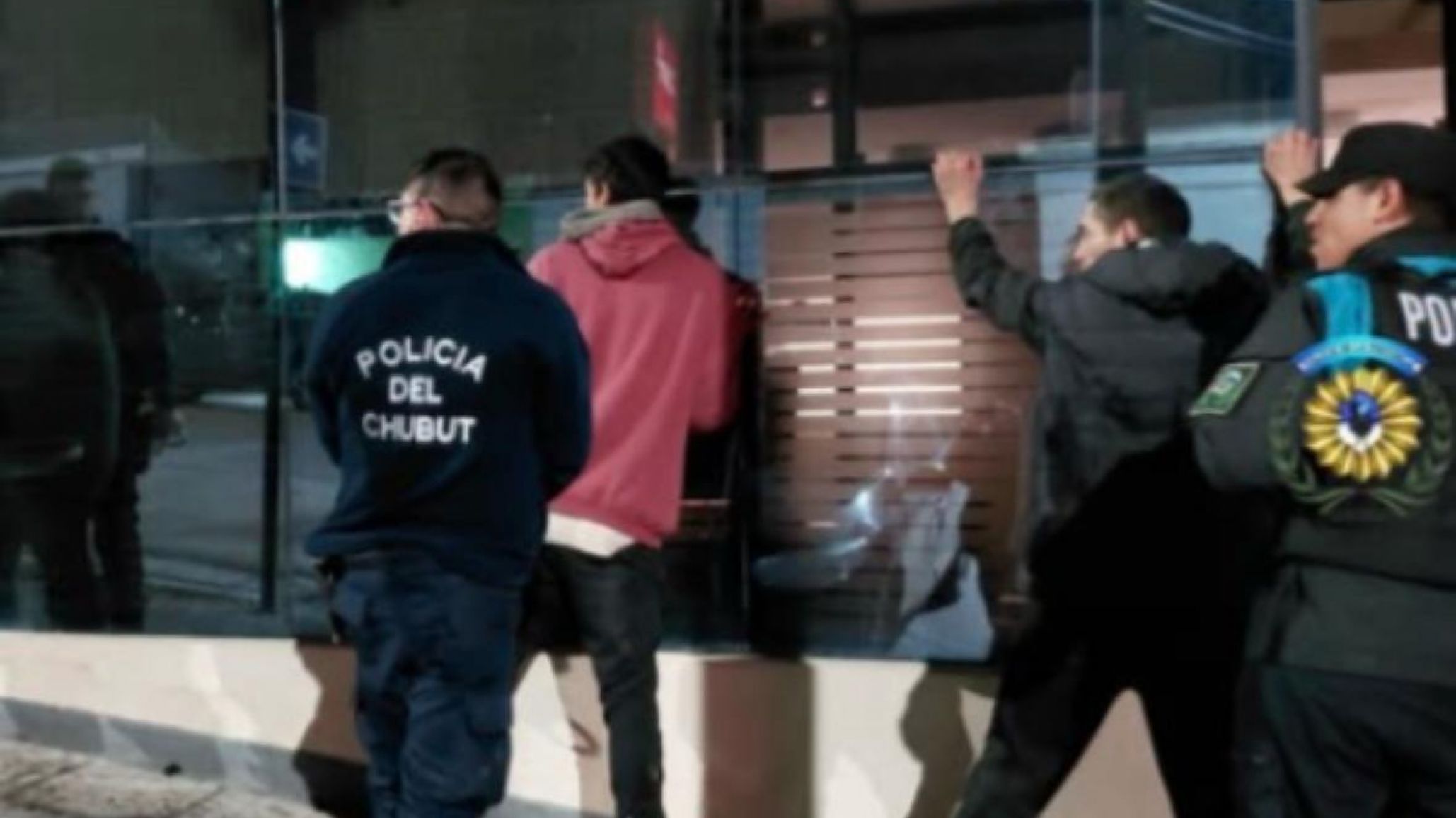 Tres hombres fueron detenidos cuando intentaban forzar la puerta de un local comercial en pleno centro